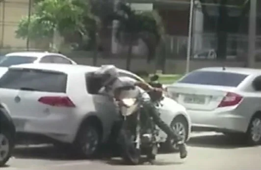 Motoqueiro suspeito de assaltos assusta população de classe média em Vitória