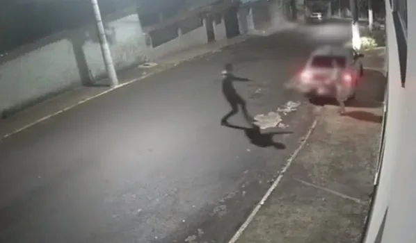 VÍDEO | Mulher é rendida e tem carro roubado ao chegar em casa em Cariacica