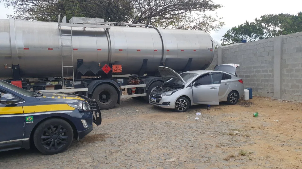 Funcionários de transportadora são flagrados tentando furtar gasolina de caminhão