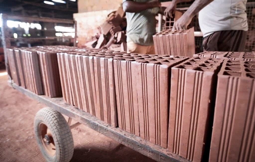 Projeto utiliza refrigerantes na produção de tijolos