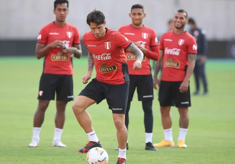 Jogadores da seleção do Peru apoiam protestos contra novo governo do país