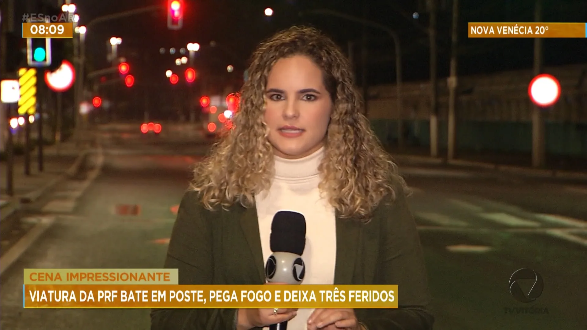 Viatura da PRF bate em poste, pega fogo e policiais ficam feridos