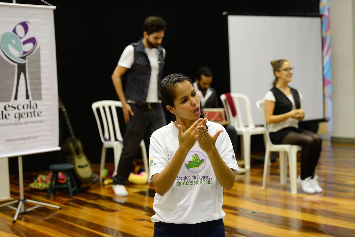 Rio de Janeiro – Tradução em Libras de encenação com temática inclusiva no lançamento de mais uma turma do projeto Agentes de Promoção da Acessibilidade, da ONG Escola de Gente, na Biblioteca Parque da Rocinha (Fernando Frazão/Agência Brasil)