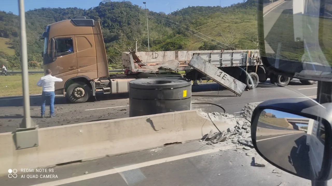 Bobina de aço cai de carreta e interdita BR 101 em Viana