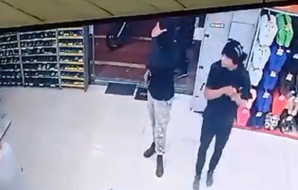 VÍDEO | Quadrilha com falso policial rende clientes e funcionários e assalta supermercado na Serra