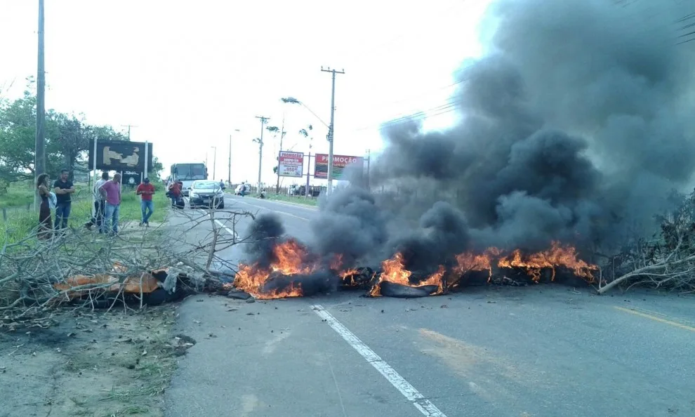 Moradores do bairro Nova Almeida fazem protesto e interditam Rodovia ES 010 na Serra