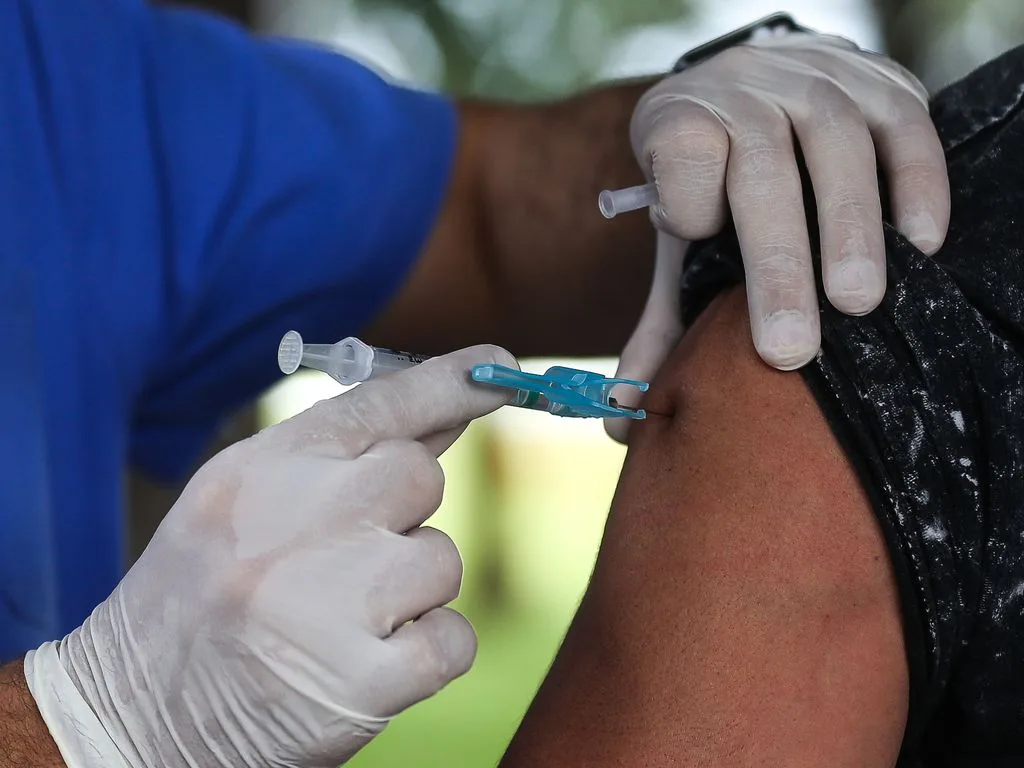 Movimentação de idosos no posto da 612 Sul para Vacinação contra Influenza