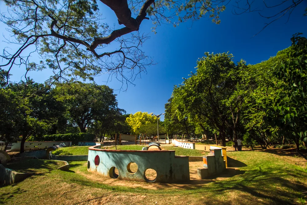 Homem é encontrado morto preso em lança de grade de parque