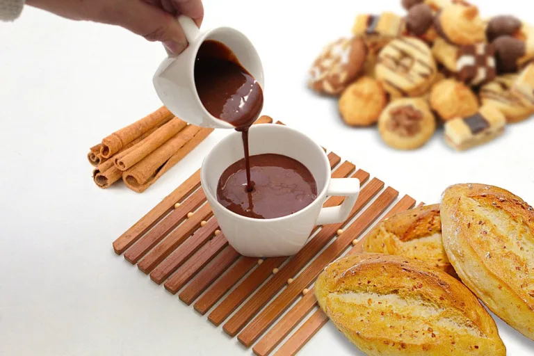 Aprenda a preparar um chocolate quente cremoso fit em 20 minutos