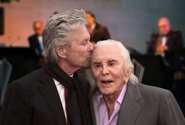 Kirk Douglas faz 103 anos e ganha homenagem do filho, Michael Douglas