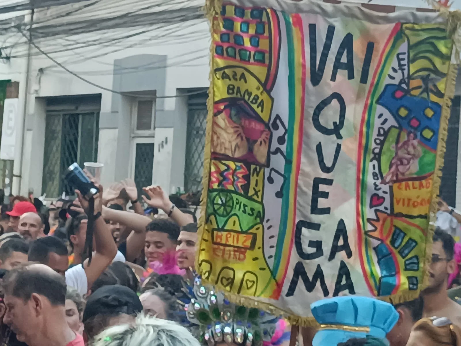 VÍDEO | Bloco Vai que Gama arrasta multidão no centro de Vitória