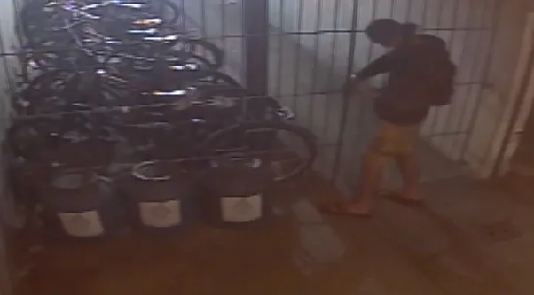 VÍDEO | Homem furta bicicletas em condomínio na Serra