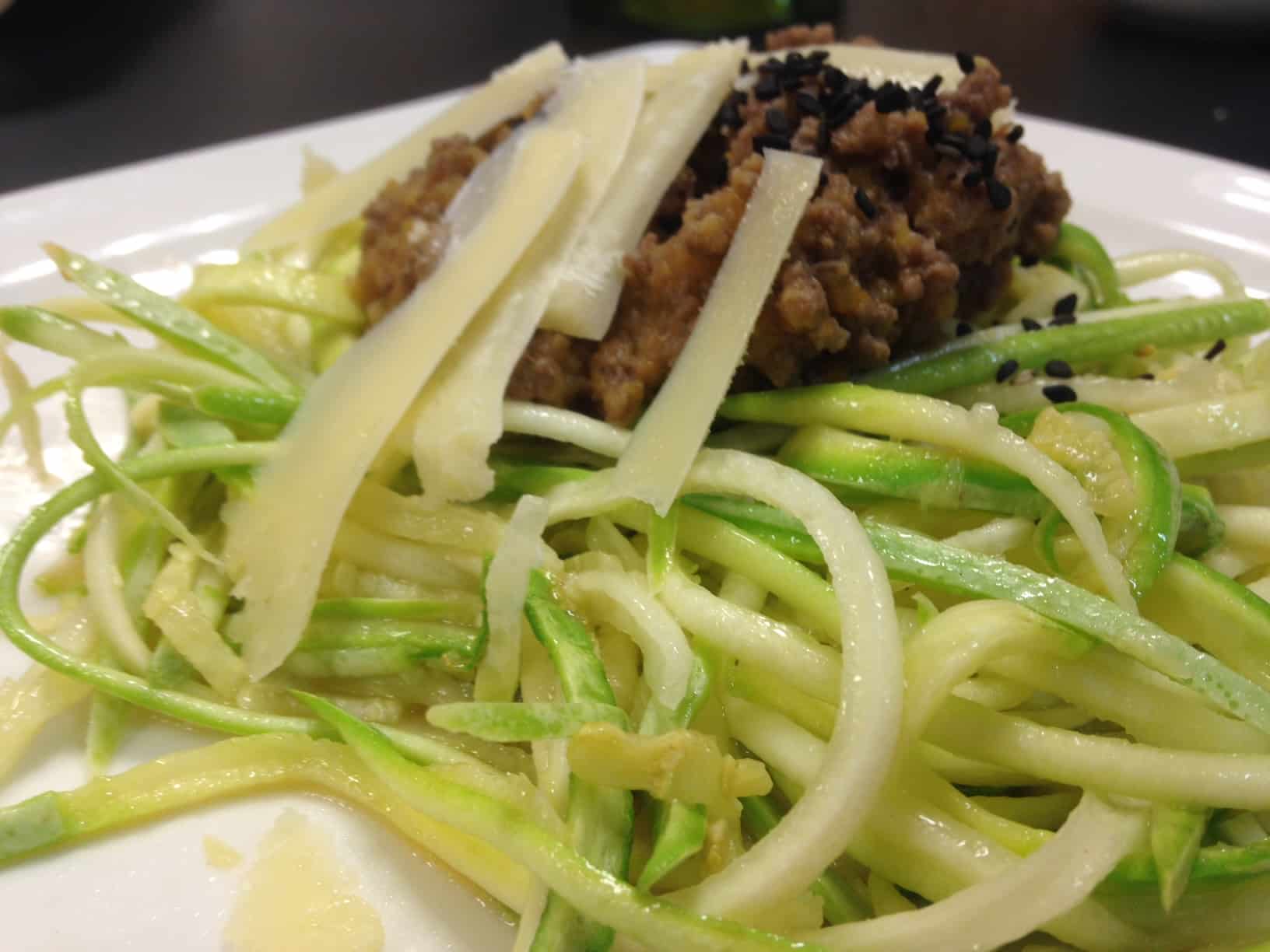 Receita de espaguete de abobrinha com ragu de carne moída