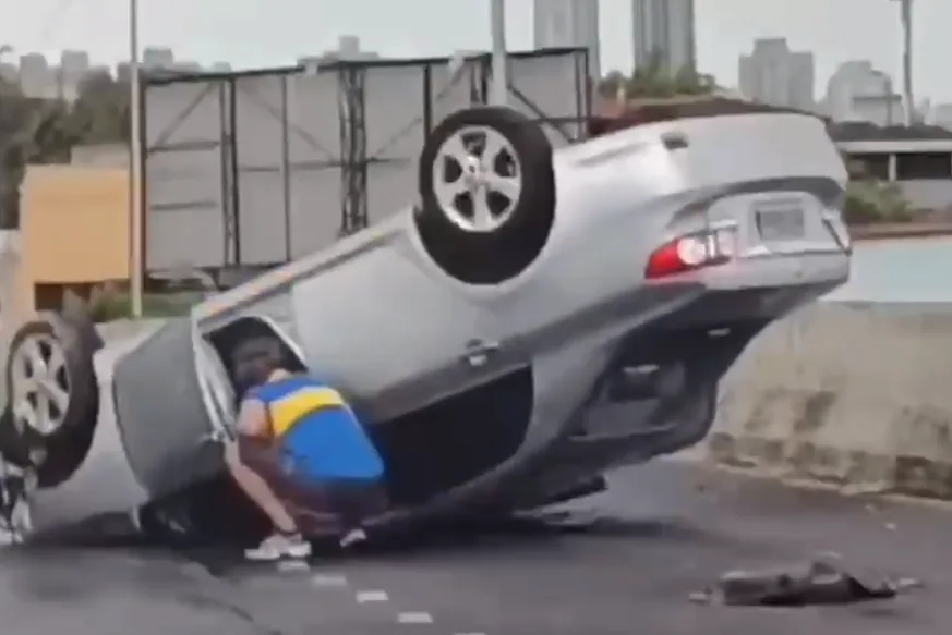 VÍDEO | Carro capota na alça da Terceira Ponte em Vila Velha