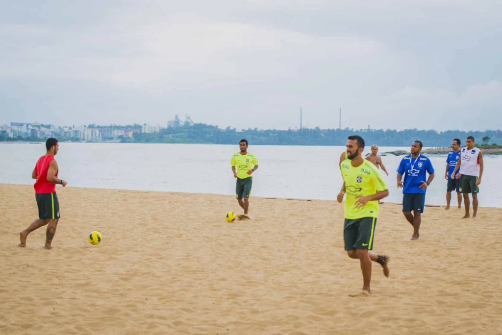 Seleção brasileira de futebol de areia treinou hoje cedo em Camburi. (Foto: Diego Alves)