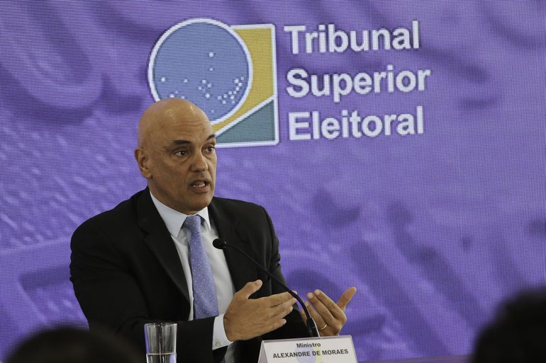 O presidente do Tribunal Superior Eleitoral, Alexandre de Moraes, comenta em coletiva de imprensa, o andamento das eleições gerais