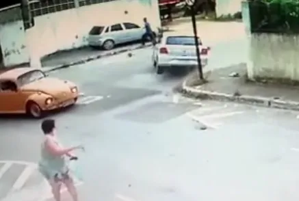 VÍDEO | Pedestre dá um pulo e escapa de ser atropelado em Vila Velha