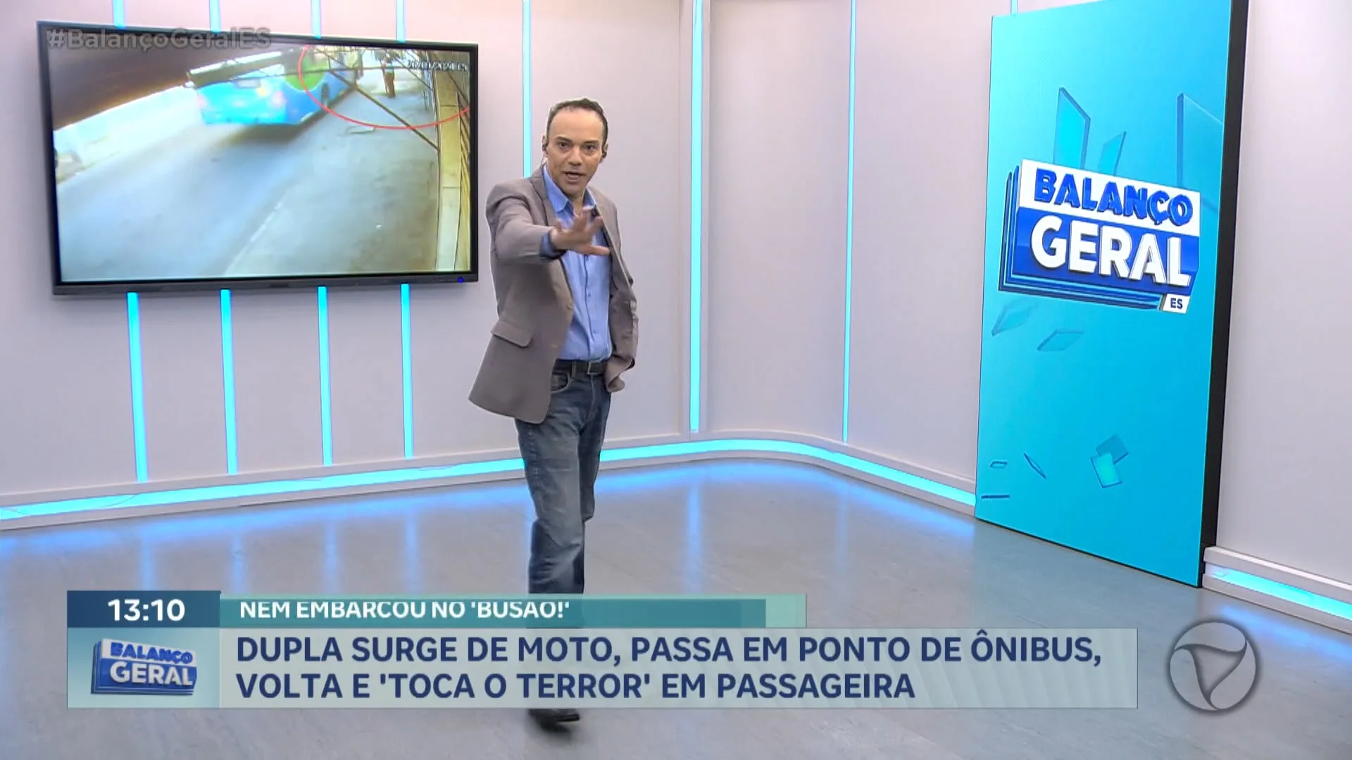 NEM EMBARCOU NO BUSÃO"! DUPLA SURGE DE MOTO E TOCA O TERROR EM PASSAGEIRA."