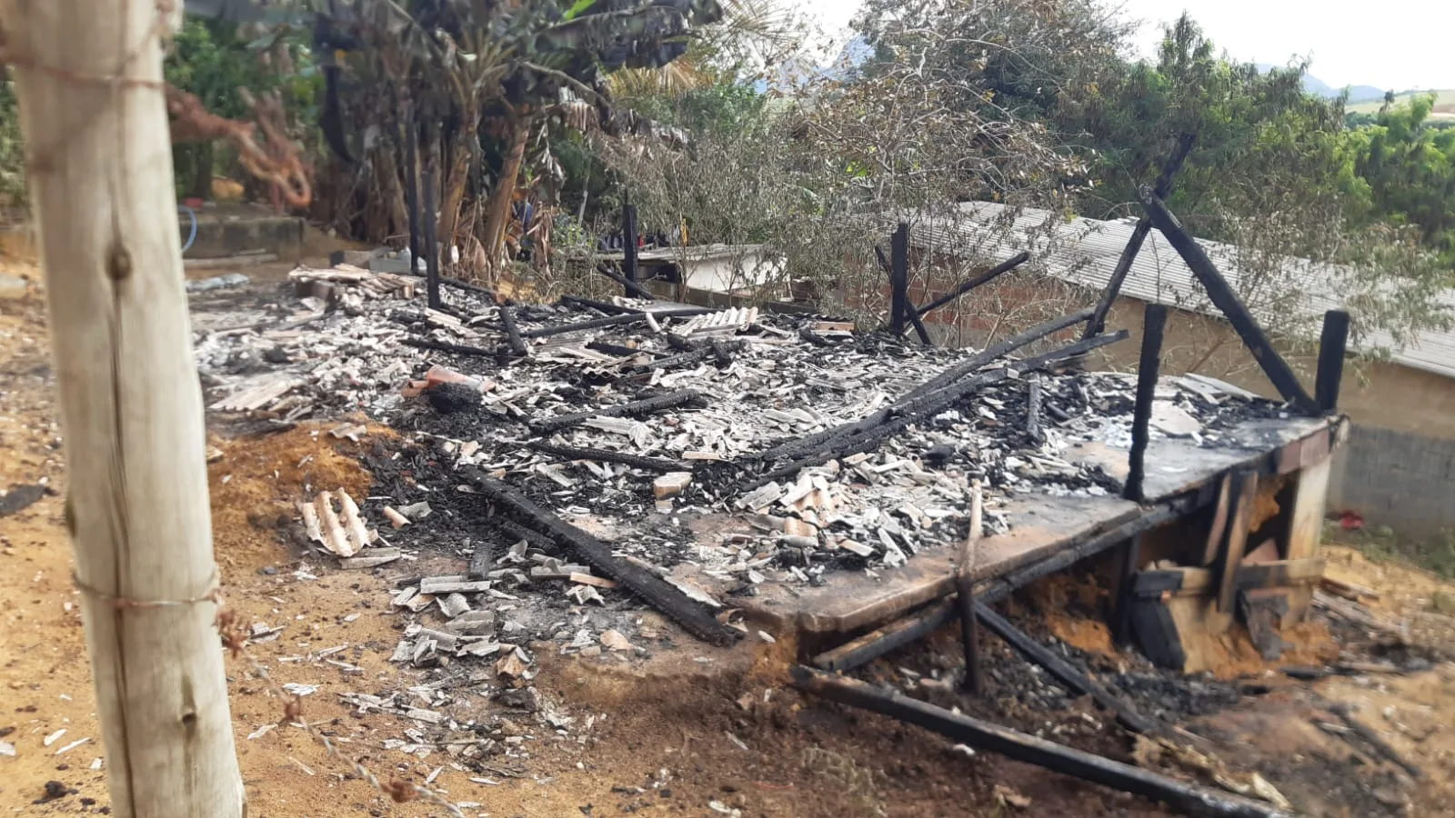 Adolescente grávida é agredida pelo namorado e tem casa incendiada em Viana