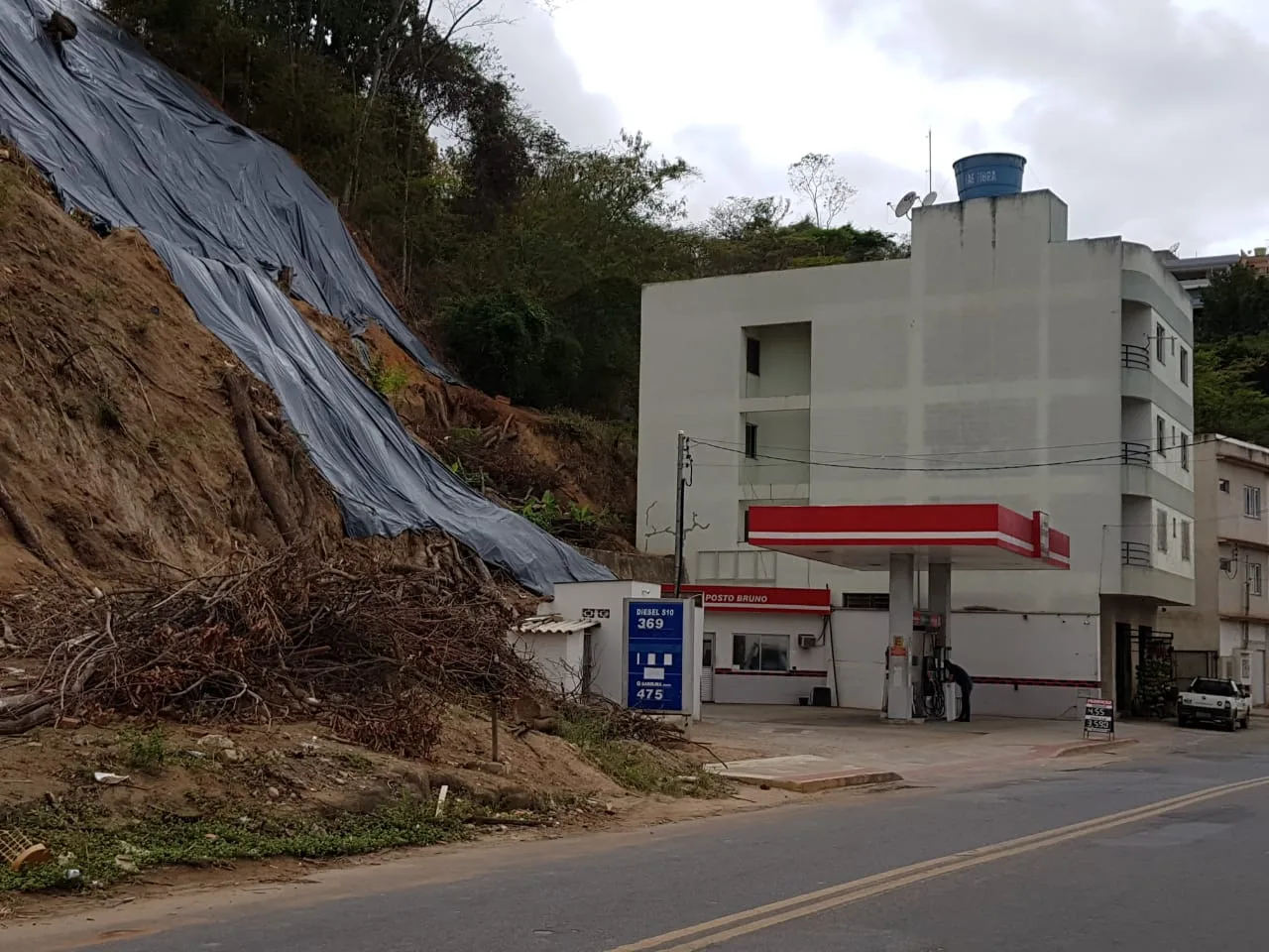 Galhos secos próximo a posto de combustível preocupa moradores do bairro São Brás