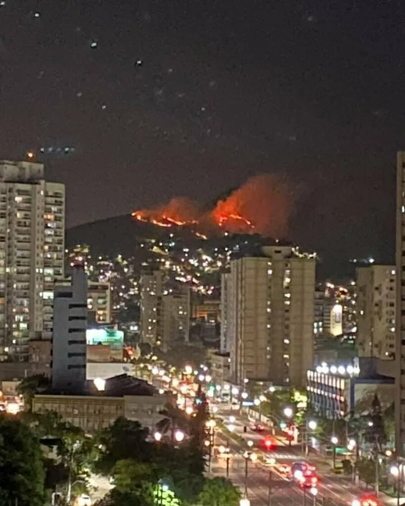 Incêndio atinge área de vegetação próximo ao Parque da Fonte Grande