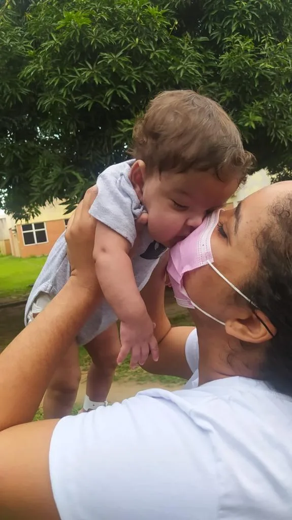 Bebê que viveu quase 2 anos em hospital de Vila Velha e passou por 22 cirurgias está em casa