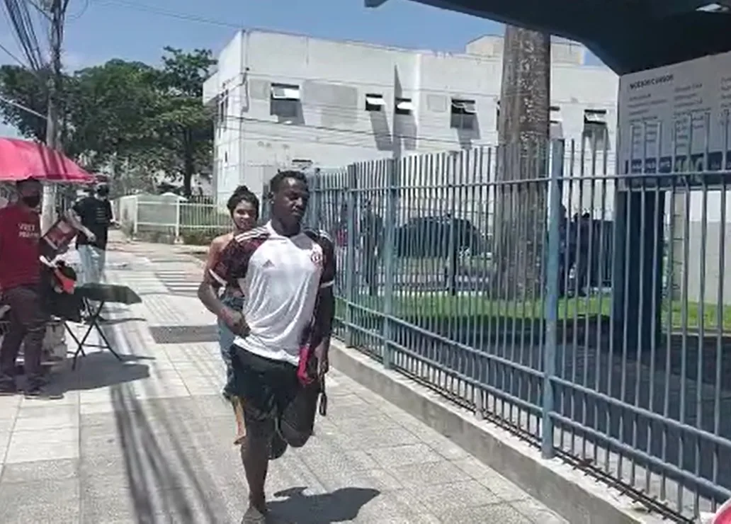 VIDEO I Candidato chega ao local de prova no último minuto e quase deixa chinelo para trás