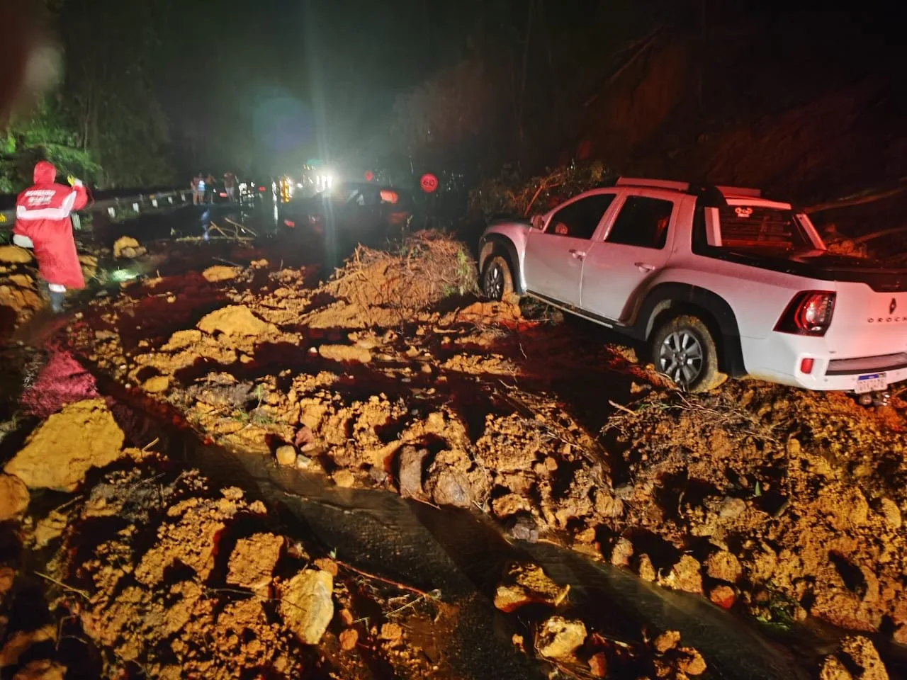 Queda de barreira interdita totalmente a BR-262 em trecho de Domingos Martins