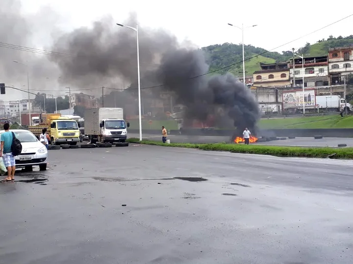 Atenção! Manifestantes interditam BR 101 em Cariacica