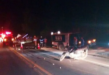 Motociclista morre ao ser atingido por carreta carregada com coco na BR 101