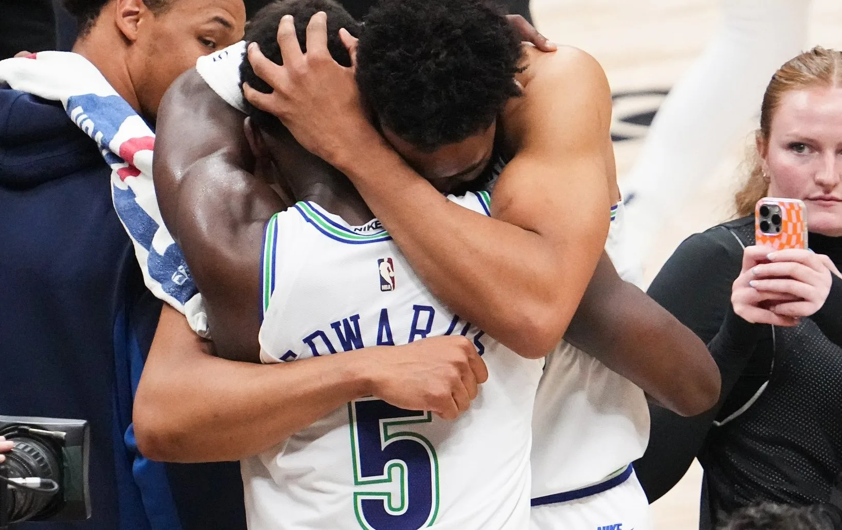 Timberwolves eliminam atuais campeões da NBA; Pacers também avançam