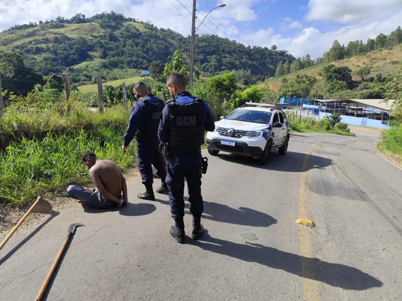 Detentos são encontrados com foice e enxada pouco após evadir de presídio em Viana