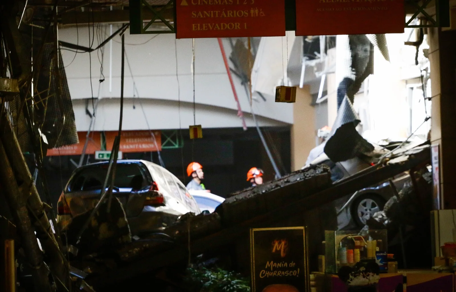 Teto de estacionamento de shopping desaba em Osasco