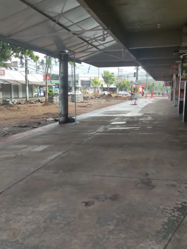 Rompimento de tubulação de gás deixa comércio isolado na Rua da Lama, em Vitória