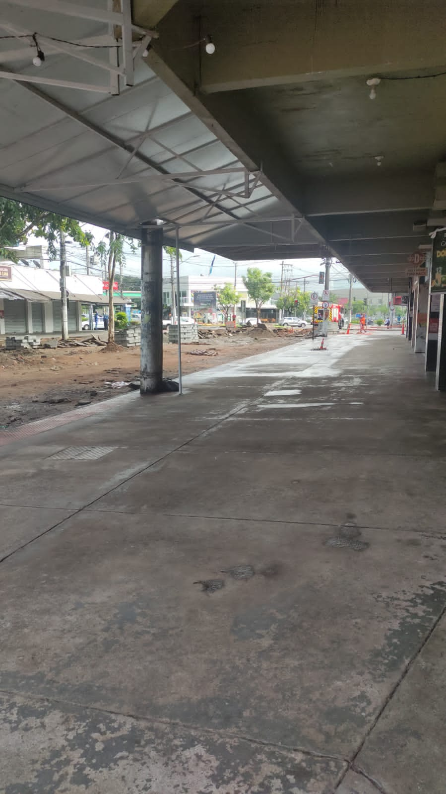 Rompimento de tubulação de gás deixa comércio isolado na Rua da Lama, em Vitória