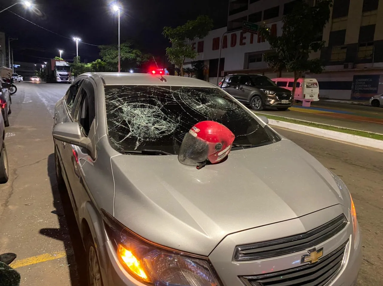 Homem quebra carro do atual namorado da ex na frente de delegacia em Cariacica