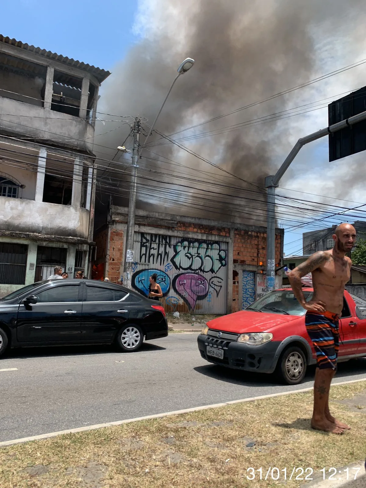 VÍDEO | Incêndio destrói casa na Rodovia Norte Sul, na Serra