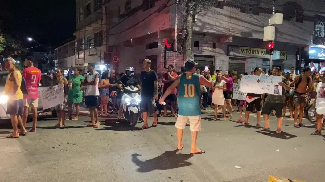 Parentes e amigos de jovem morto durante ação da PM fazem protesto em Vitória