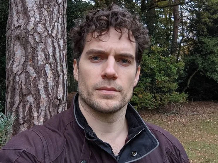 Henry Cavill sofre lesão durante gravação de The Witcher