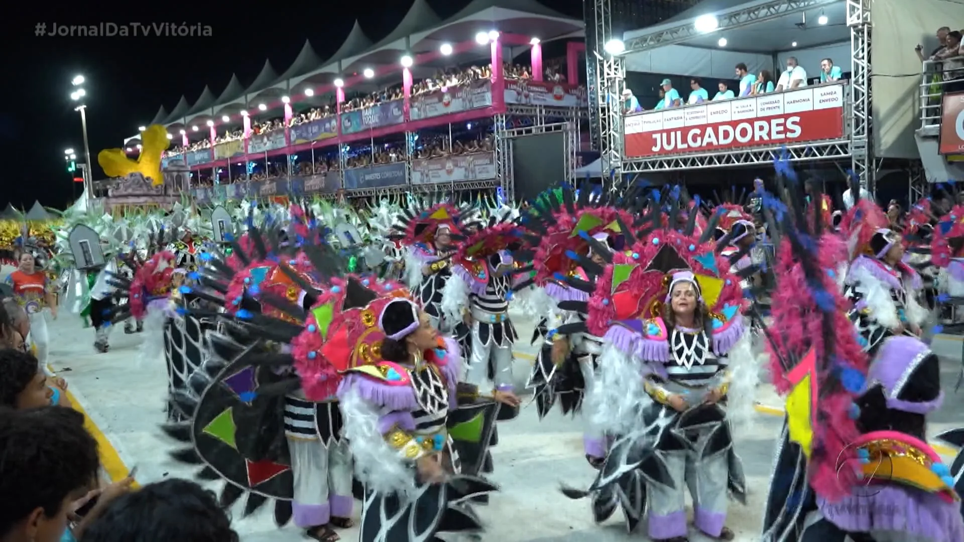 DEPOIS DA FOLIA, VOCÊ TEM IDEIA DO QUE É FEITO COM AS FANTASIAS E ADEREÇOS?