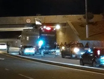 Ônibus da Força Nacional bate em viaduto na Ponte da Passagem, em Vitória