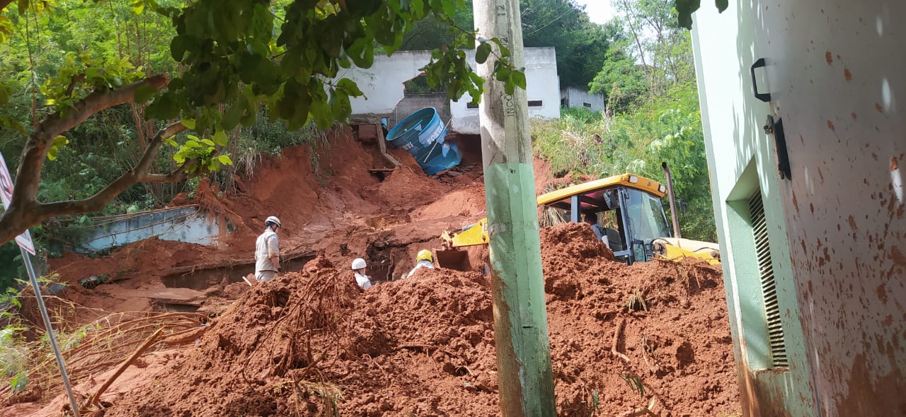 Vazamento em cano provocou deslizamento que matou homem em área de hospital em Colatina