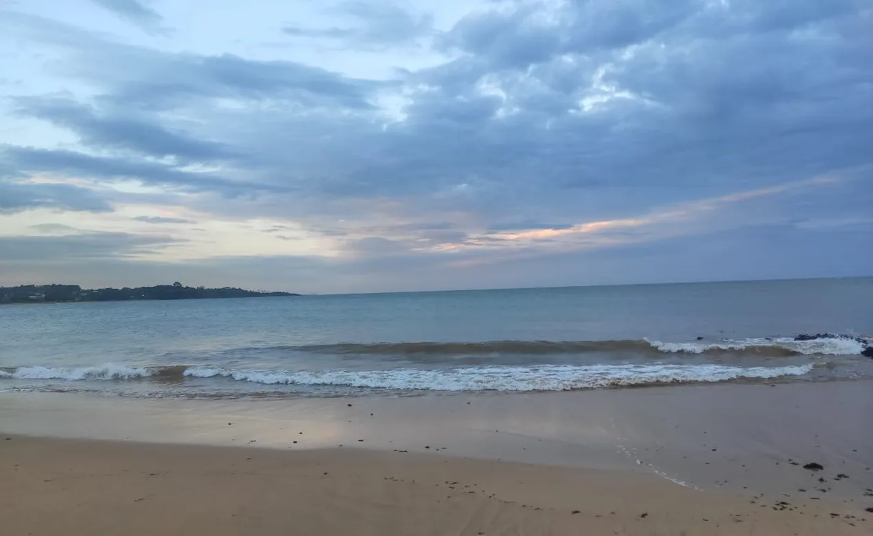 Avanço de frente fria pode provocar chuva e ondas de até 4,5 metros no ES