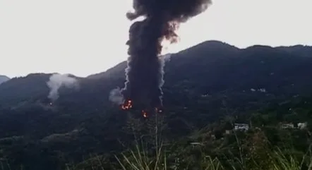 Caminhão de combustível tomba e pega fogo em Petrópolis; motorista morre