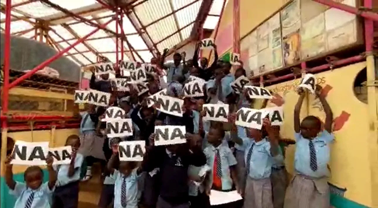 VÍDEO | Escola da África faz homenagem a banda capixaba com música dos Beatles