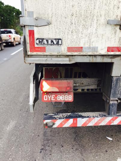 Motorista tenta enganar a polícia e pinta placa com pasta de dente em Guarapari