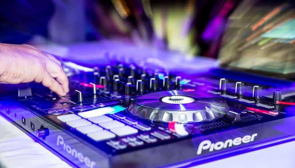 Dj comemora aniversário em área nobre da capital