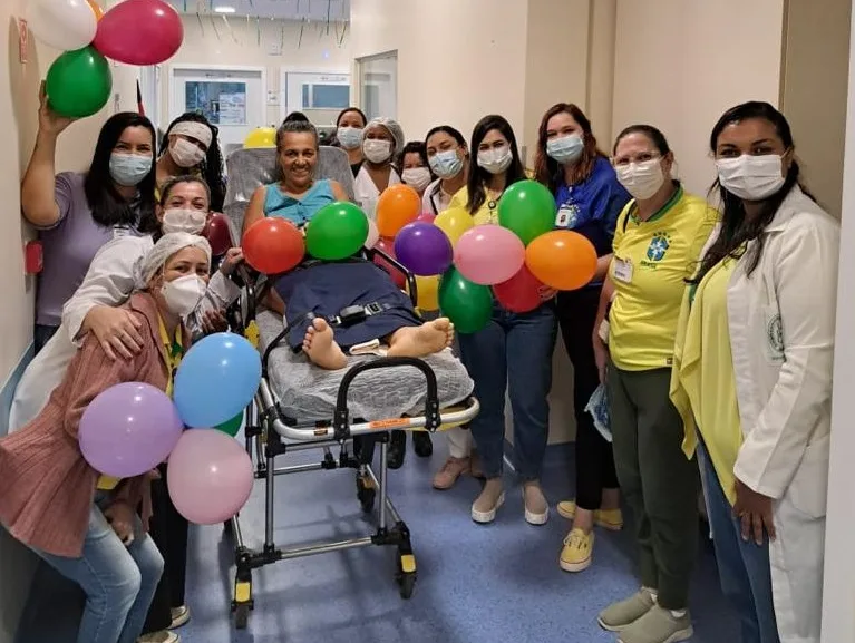 VÍDEO | Professora que levou 7 tiros em ataque em Aracruz recebe alta e deixa hospital