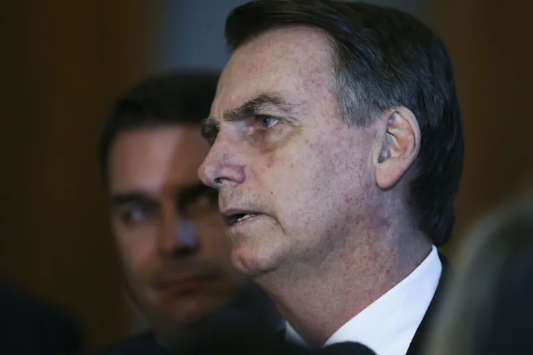 O presidente eleito, Jair Bolsonaro, conversa com jornalistas após visita ao Comando da Aeronáutica,em Brasília