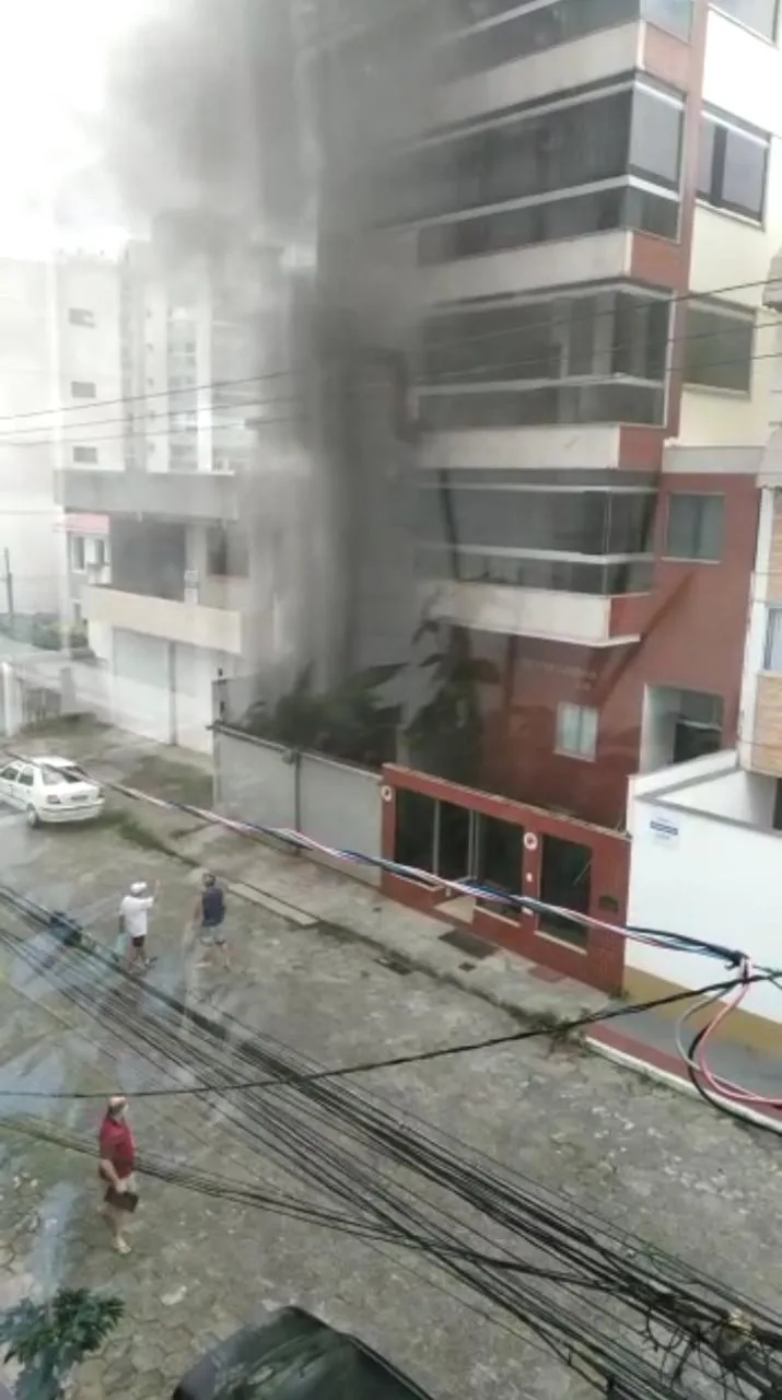 VÍDEO | Incêndio assusta moradores de Jardim Camburi, em Vitória